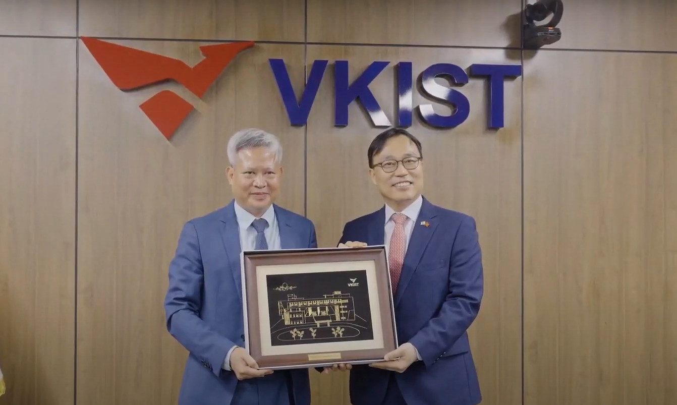 Cùng Đại sứ Hàn Quốc tại Việt Nam, ông Choi Youngsam tham quan VKIST