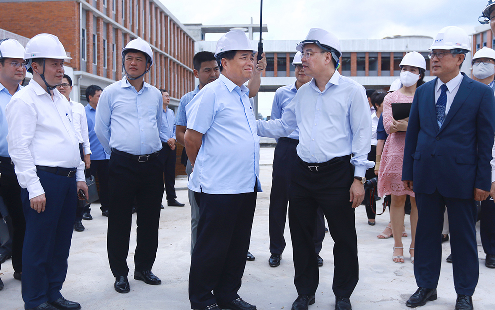 Minister of Science and Technology and Minister of Planning and Investment visited VKIST construction site