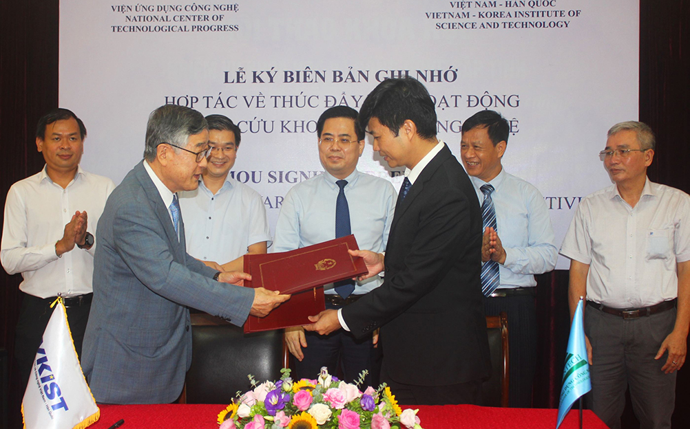 Lễ ký kết Biên bản ghi nhớ hợp tác về thúc đẩy các hoạt động nghiên cứu khoa học và công nghệ giữa Viện VKIST và NACENTECH