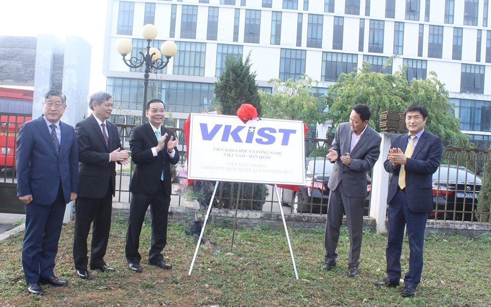 Bộ trưởng Bộ Khoa học và Công nghệ cùng Đại sứ Hàn Quốc tại Việt Nam tới thăm Viện VKIST
