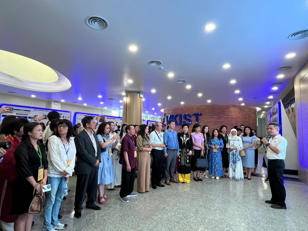 Đoàn đại biểu Trí thức và Chuyên gia Việt Nam ở nước ngoài tham quan tại VKIST