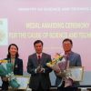 Trao Kỷ niệm chương “Vì sự nghiệp Khoa học và Công nghệ” cho Ông Cho Han Deog, Giám đốc quốc gia Văn phòng KOICA tại Việt Nam và Bà Seo MiYoung, Phó Giám đốc quốc gia Văn phòng KOICA tại Việt Nam