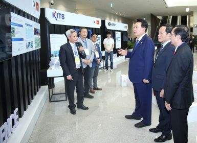 Tổng thống Hàn Quốc Yoon Suk Yeol tham quan khu triển lãm của VKIST tại sự kiện đối thoại với thế hệ kỷ nguyên số tương lai của Việt Nam – Hàn Quốc.
