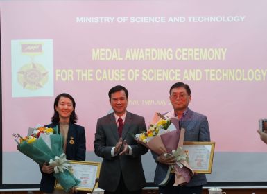 Trao Kỷ niệm chương “Vì sự nghiệp Khoa học và Công nghệ” cho Ông Cho Han Deog, Giám đốc quốc gia Văn phòng KOICA tại Việt Nam và Bà Seo MiYoung, Phó Giám đốc quốc gia Văn phòng KOICA tại Việt Nam