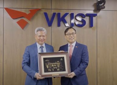 Cùng Đại sứ Hàn Quốc tại Việt Nam, ông Choi Youngsam tham quan VKIST