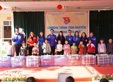 VKIST chia sẻ yêu thương, mang Xuân yêu thương – Tết sẻ chia đến với các em học sinh vùng cao