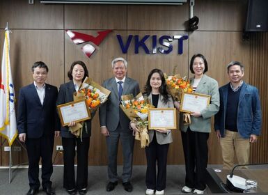 VKIST trao tặng giấy khen cho tập thể và 04 cá nhân thuộc Văn phòng Cơ quan Hợp tác quốc tế Hàn Quốc tại Việt Nam (KOICA).