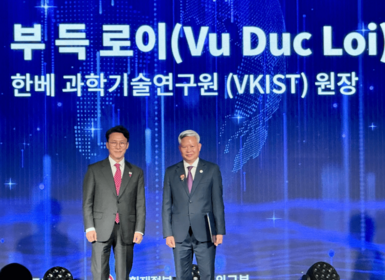 PGS.TS. Vũ Đức Lợi - Viện trưởng VKIST - vinh dự đón nhận Huân chương của Tổng thống Hàn Quốc