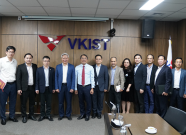 Thứ trưởng Thường trực Bộ Ngoại giao Nguyễn Minh Vũ thăm và làm việc tại Viện VKIST