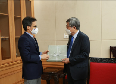 Phó Thủ tướng Vũ Đức Đam tiếp TS. Kum Dongwha - Viện trưởng đầu tiên của Viện Khoa học và Công nghệ Việt Nam – Hàn Quốc (VKIST) chào từ biệt