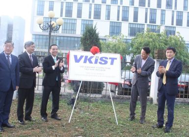 Bộ trưởng Bộ Khoa học và Công nghệ cùng Đại sứ Hàn Quốc tại Việt Nam tới thăm Viện VKIST