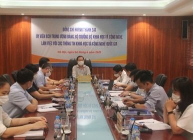 Bộ trưởng Bộ Khoa học và Công nghệ Huỳnh Thành Đạt làm việc với lãnh đạo chủ chốt của Cục Thông tin Khoa học và Công nghệ Quốc gia