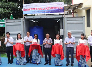 Bộ KH&CN trao tặng hệ thống cung cấp nước uống cho Trường Dân tộc nội trú ở Sóc Trăng