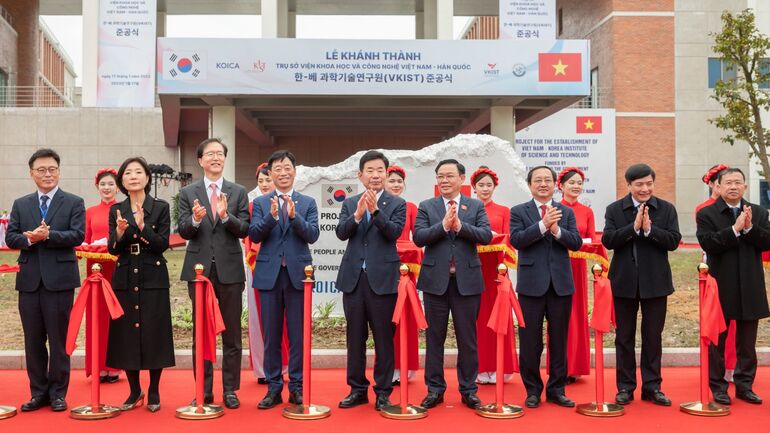 Chủ tịch Quốc hội Việt Nam Vương Đình Huệ và Chủ tịch Quốc hội Hàn Quốc Kim Jin Pyo tham dự Lễ Khánh thành trụ sở Viện Khoa học và Công nghệ Việt Nam – Hàn Quốc