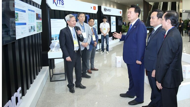 Tổng thống Hàn Quốc Yoon Suk Yeol tham quan khu triển lãm của VKIST tại sự kiện đối thoại với thế hệ kỷ nguyên số tương lai của Việt Nam – Hàn Quốc.
