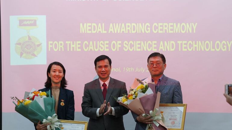 Trao Kỷ niệm chương “Vì sự nghiệp Khoa học và Công nghệ” cho Ông Cho Han Deog, Giám đốc quốc gia Văn phòng KOICA tại Việt Nam và Bà Seo MiYoung, Phó Giám đốc quốc gia Văn phòng KOICA tại Việt Nam