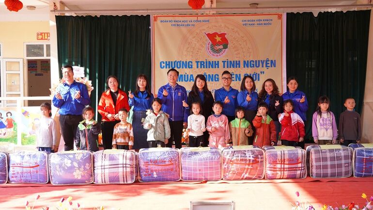 VKIST chia sẻ yêu thương, mang Xuân yêu thương – Tết sẻ chia đến với các em học sinh vùng cao