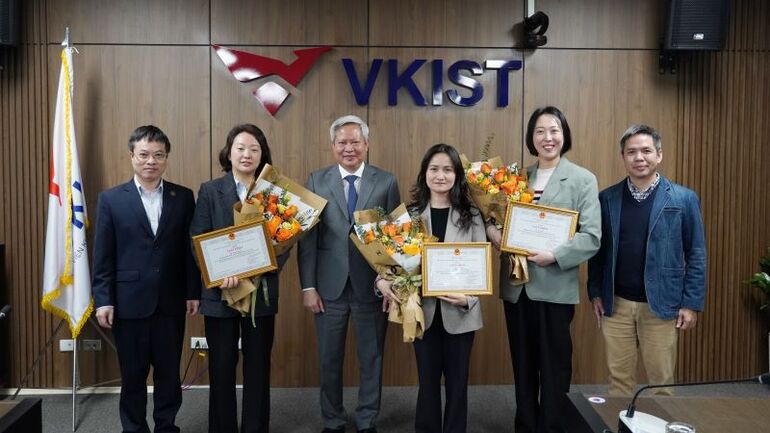 VKIST trao tặng giấy khen cho tập thể và 04 cá nhân thuộc Văn phòng Cơ quan Hợp tác quốc tế Hàn Quốc tại Việt Nam (KOICA).