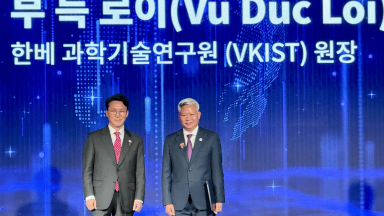 PGS.TS. Vũ Đức Lợi - Viện trưởng VKIST - vinh dự đón nhận Huân chương của Tổng thống Hàn Quốc