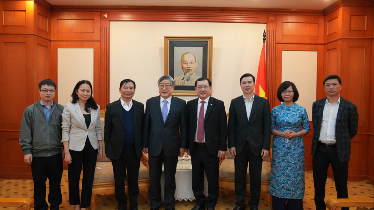 Minister of Science and Technology Huynh Thanh Dat bit farewell to Dr. Kum Dongwha – the first President of VKIST