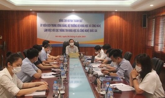 Bộ trưởng Bộ Khoa học và Công nghệ Huỳnh Thành Đạt làm việc với lãnh đạo chủ chốt của Cục Thông tin Khoa học và Công nghệ Quốc gia