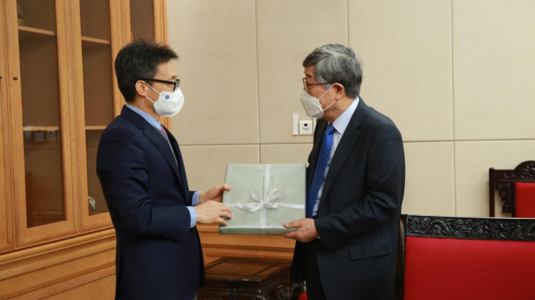 Deputy Prime Minister Vu Duc Dam bid farewell to Dr. Kum Dongwha – The first President of Vietnam - Korea Institute of Science and Technology