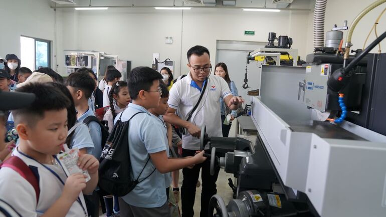 VKIST tổ chức đón học sinh Trường Phổ thông liên cấp Dewey trải nghiệm, tham quan