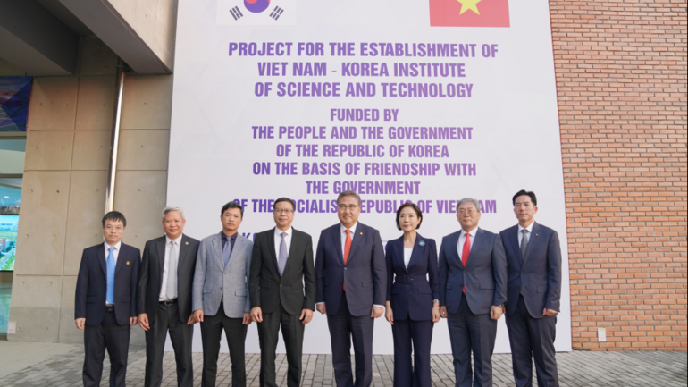 RoK Foreign Minister Park Jin visits VKIST