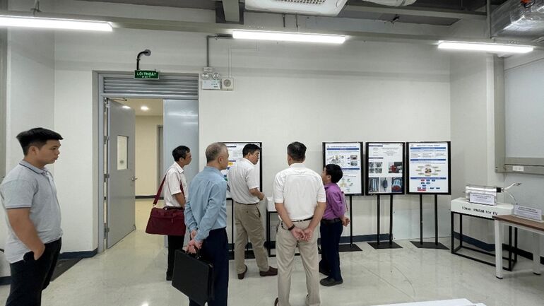 Họp Tổ chuyên gia thẩm định sản phẩm đối với nhiệm vụ KHCN cấp Bộ “Nghiên cứu phát triển công cụ tính toán, mô phỏng cho thiết kế động cơ điện đồng bộ nam châm vĩnh cửu (PMSM)” do VKIST là đơn vị chủ trì.