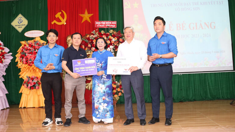 Bộ KH&CN trao tặng hệ thống cung cấp nước sinh hoạt và nước uống cho Trung tâm nuôi dạy trẻ khuyết tật Võ Hồng Sơn