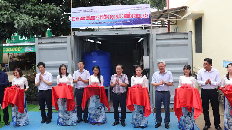 Bộ KH&CN trao tặng hệ thống cung cấp nước uống cho Trường Dân tộc nội trú ở Sóc Trăng