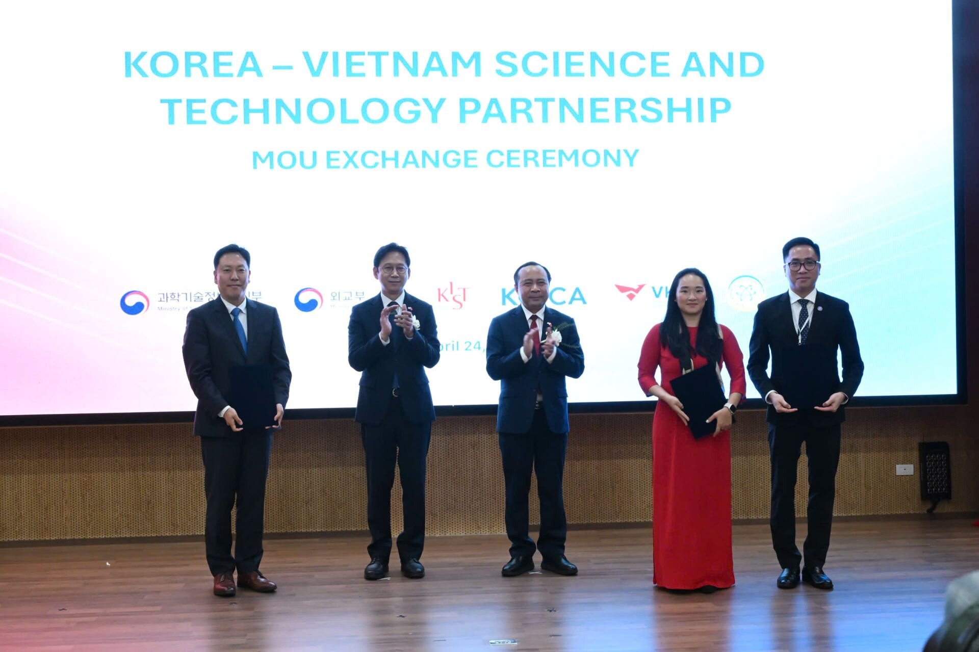 z7760231692529_a7c62960ea3400d2b976df2cb6400421